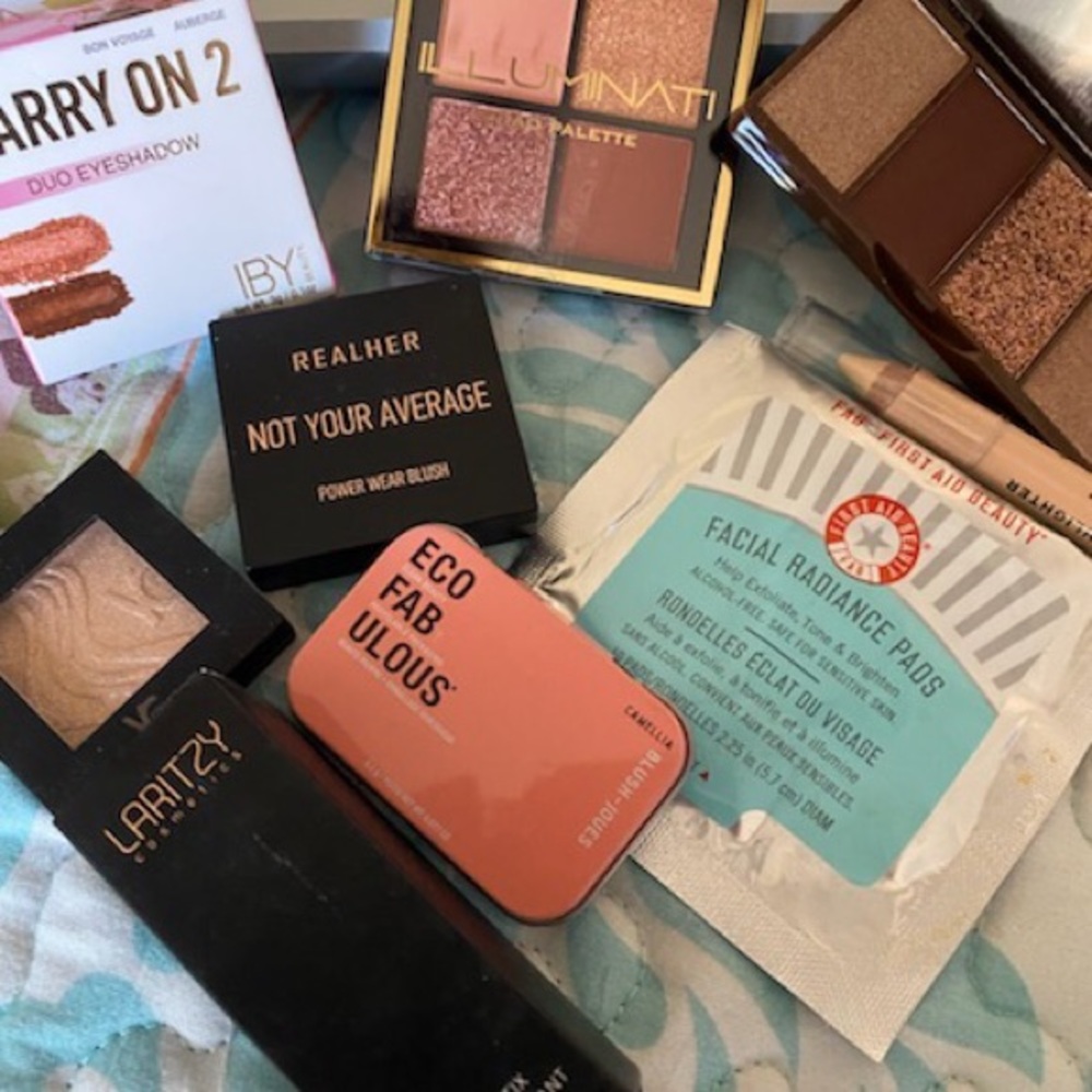 Bag of New eyeshadow, bronzer shad stix and other -1017